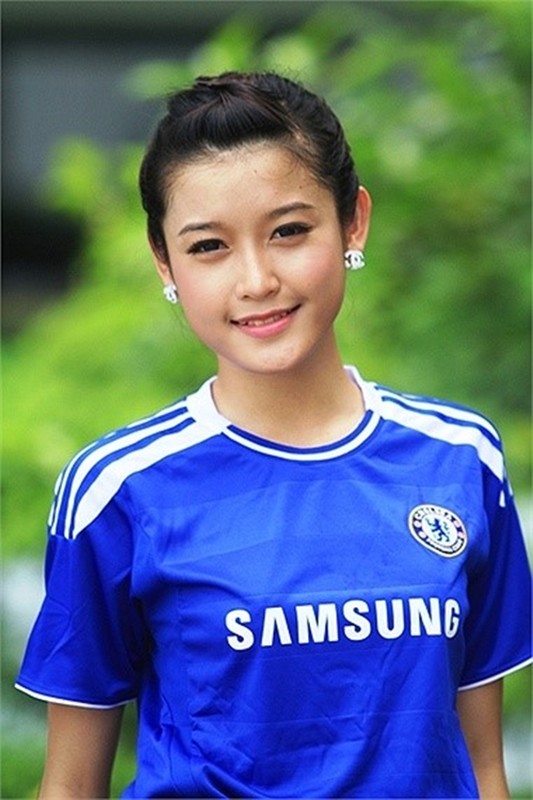 A hau Huyen My goi cam lam me met fan Chelsea-Hinh-4