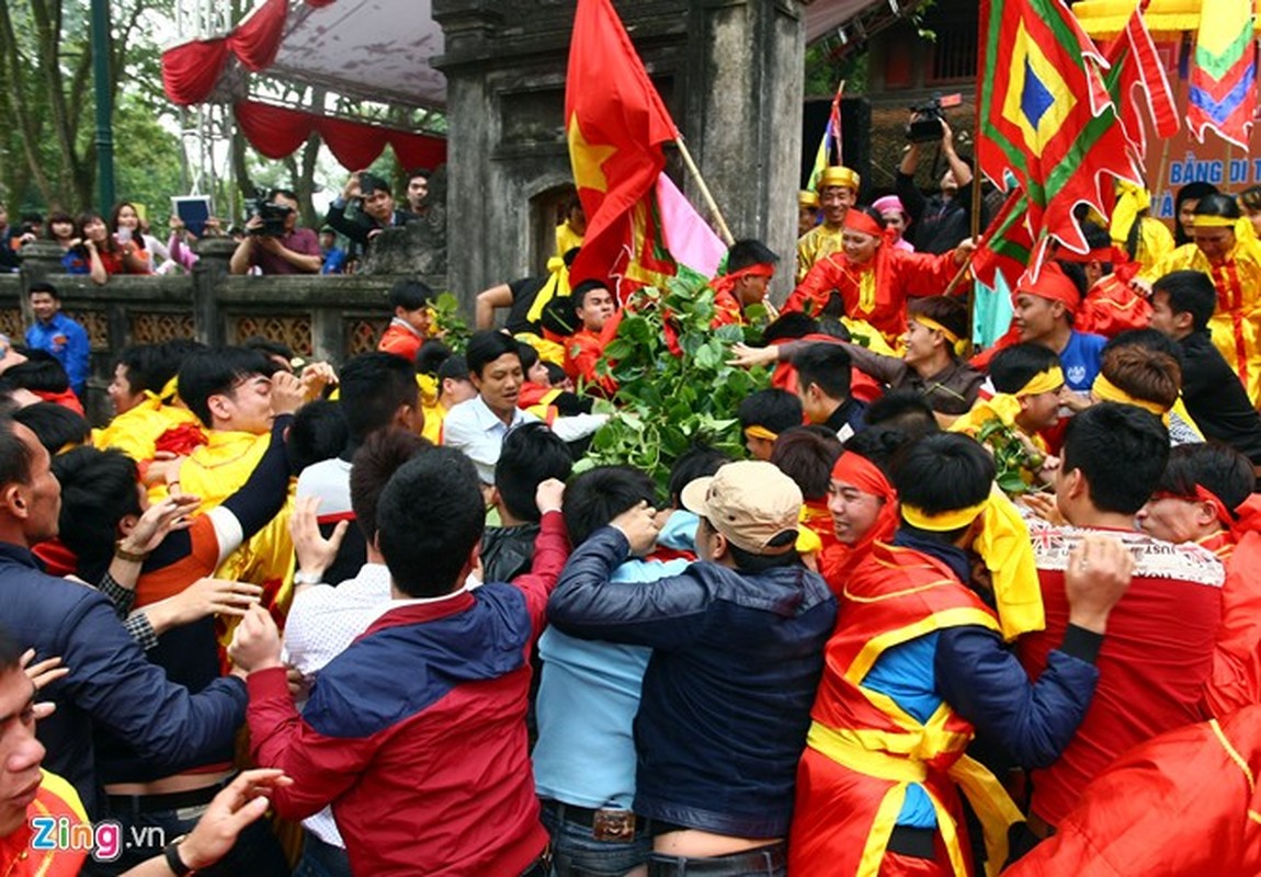 Thanh nien hon chien, danh nhau o le hoi den Giong-Hinh-11