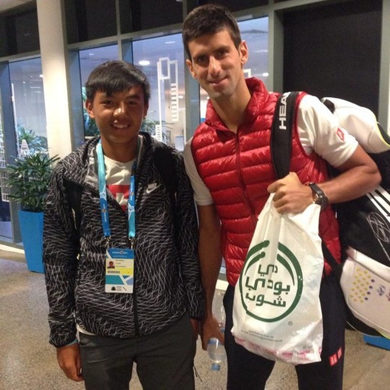 Ly Hoang Nam khoe cup vo dich, chup anh voi Djokovic-Hinh-3