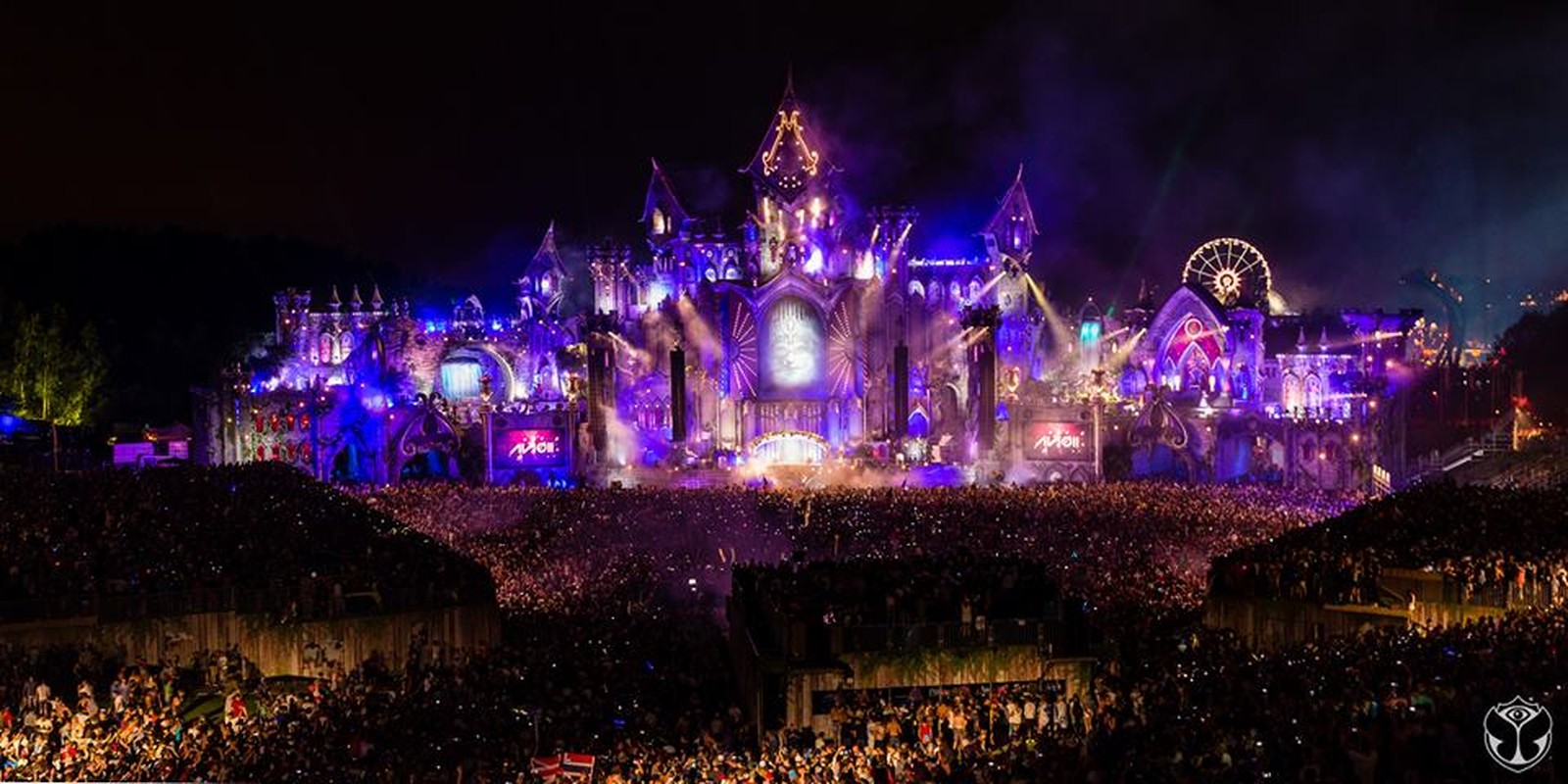 Ban tre mang non la, co To quoc sang Bi quay Tomorrowland