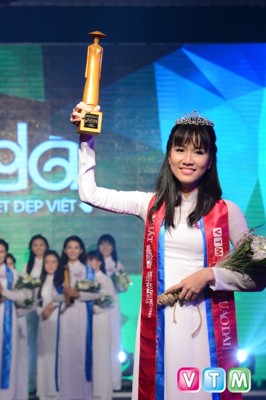 Ngam nu sinh Le Hong Phong dang quang Miss Ao dai 2015
