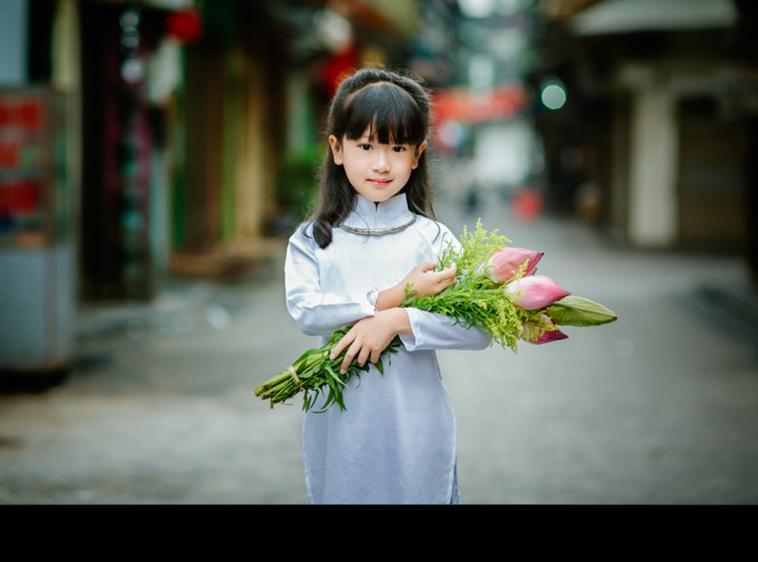 Be 6 tuoi mac ao dai chup anh pho co rat co hon