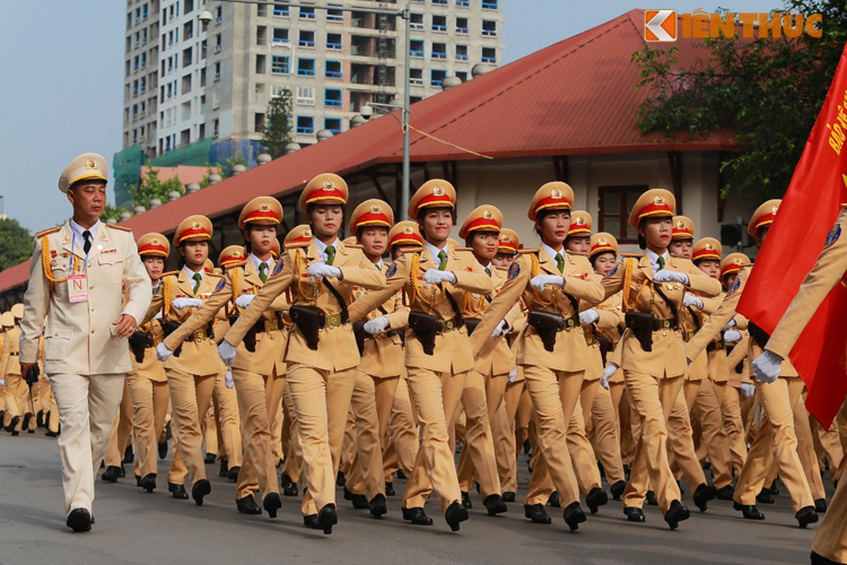 Ngan ngo truoc cac bong hong trong dieu binh mung Quoc khanh 2/9-Hinh-9