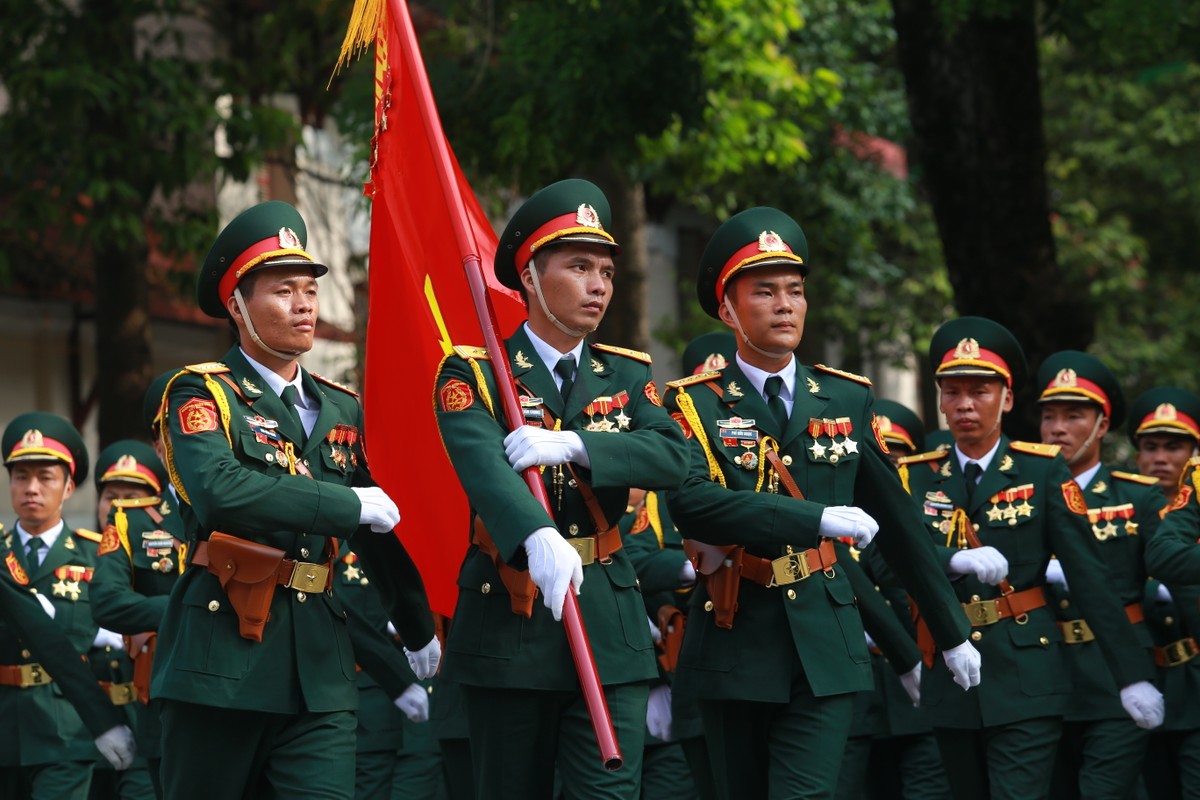 Oai hung doan quan Viet Nam dieu binh tren pho Ha Noi-Hinh-3