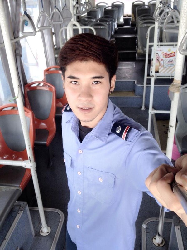 Hot boy phu xe buyt trang treo, dep trai hut khach nu-Hinh-2