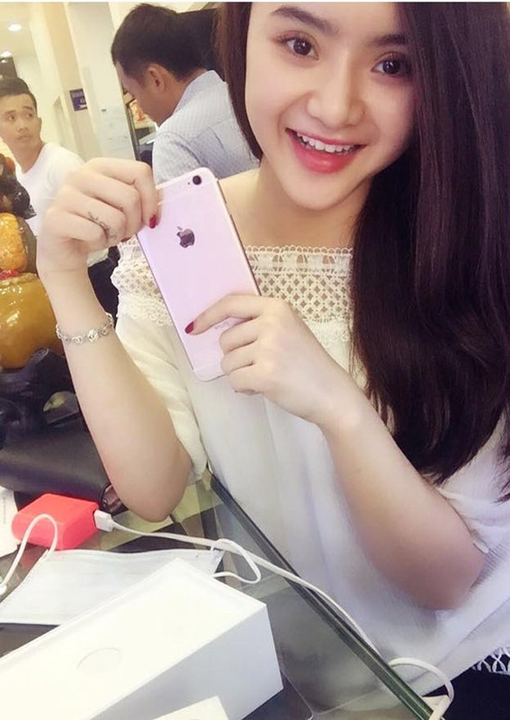 Hot girl Viet thi nhau khoe iPhone 6S cam huong moi tau-Hinh-2