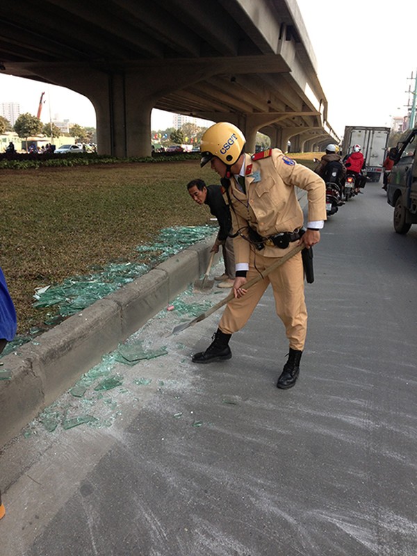 Chang CSGT Ha Noi bung 6 mui, dep trai nhu soai ca-Hinh-3