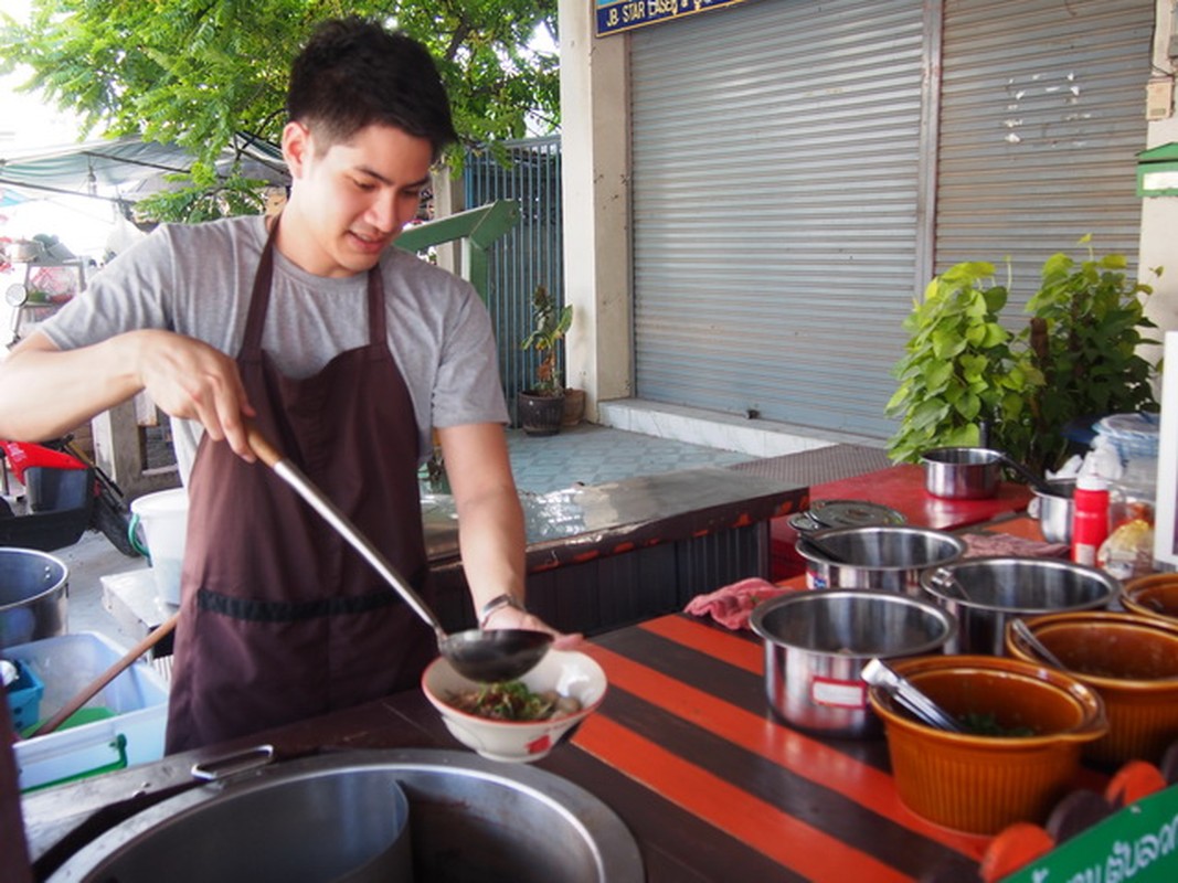 Quan bun my nam hop hon thuc khach nu-Hinh-3