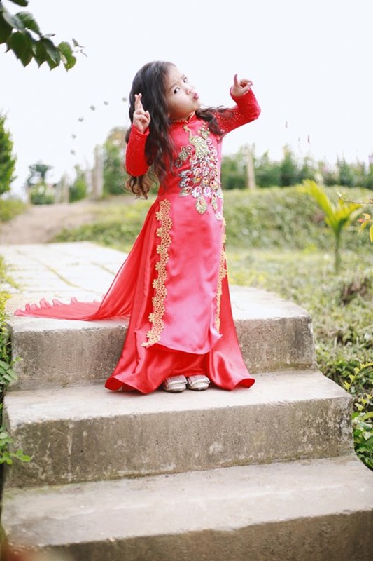 Nhoc ty dang yeu dien ao dai don xuan 