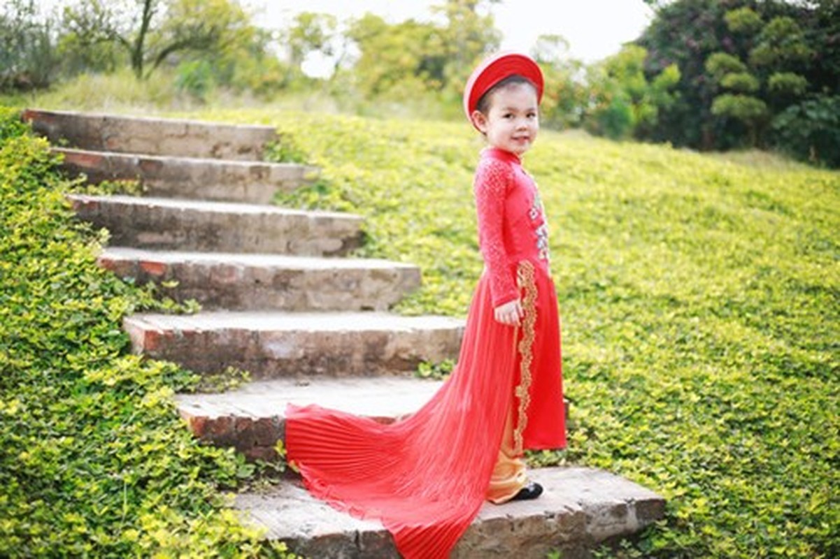 Nhoc ty dang yeu dien ao dai don xuan 