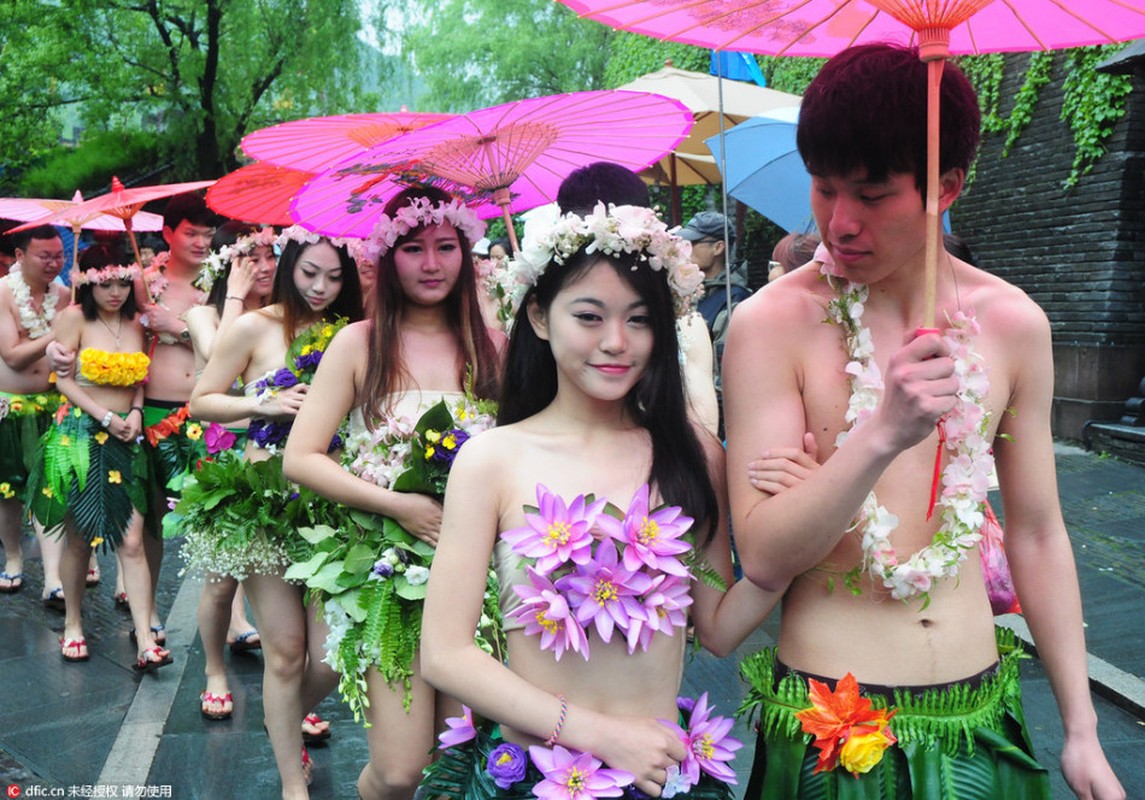 Choang vang voi dam cuoi kieu nguyen thuy nhu Adam - Eva