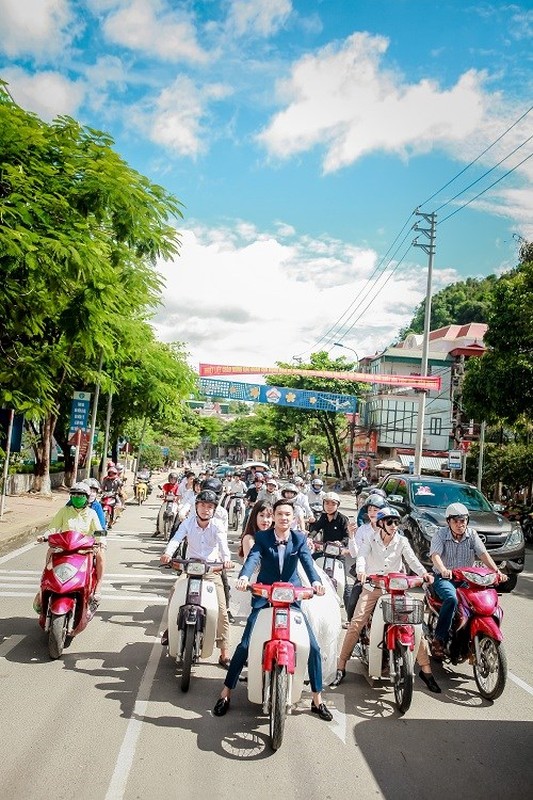 Di xe khong MBH chup anh cuoi, cap doi 9X “hung gach“-Hinh-4