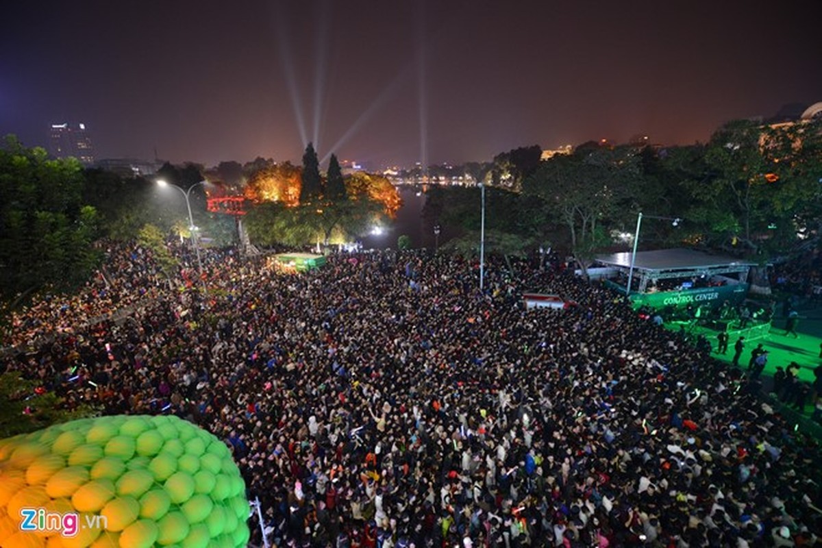 Gioi tre chen nhau met nhoai don nam moi 2017 o Ha Noi