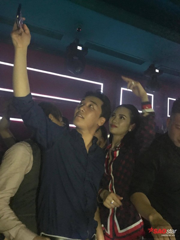 Chan dung hai co gai Viet tinh tu selfie ben Seungri trong bar-Hinh-7
