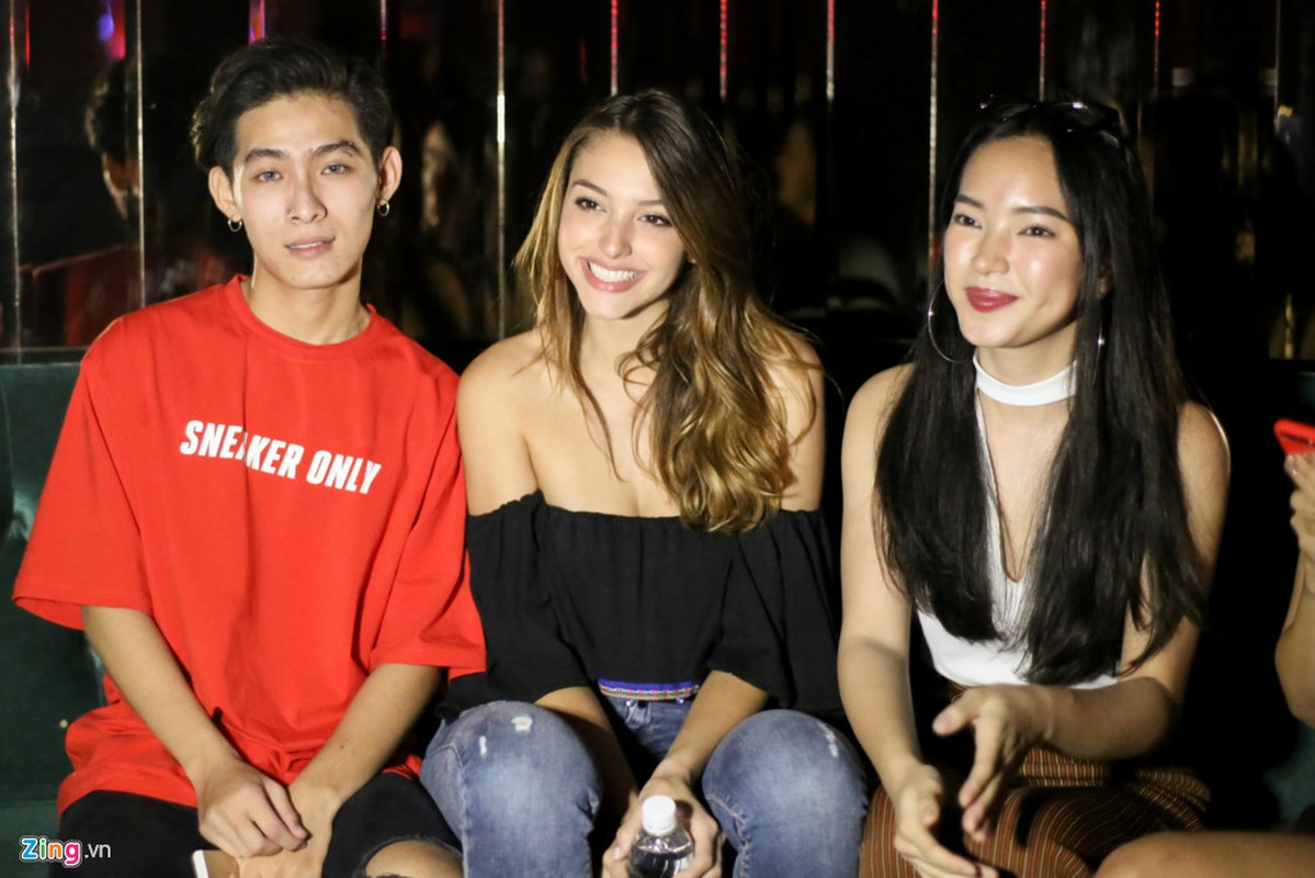 Celine Farach bat ngo hat trong bar, &quot;quay&quot; cung dan hot teen Viet-Hinh-4