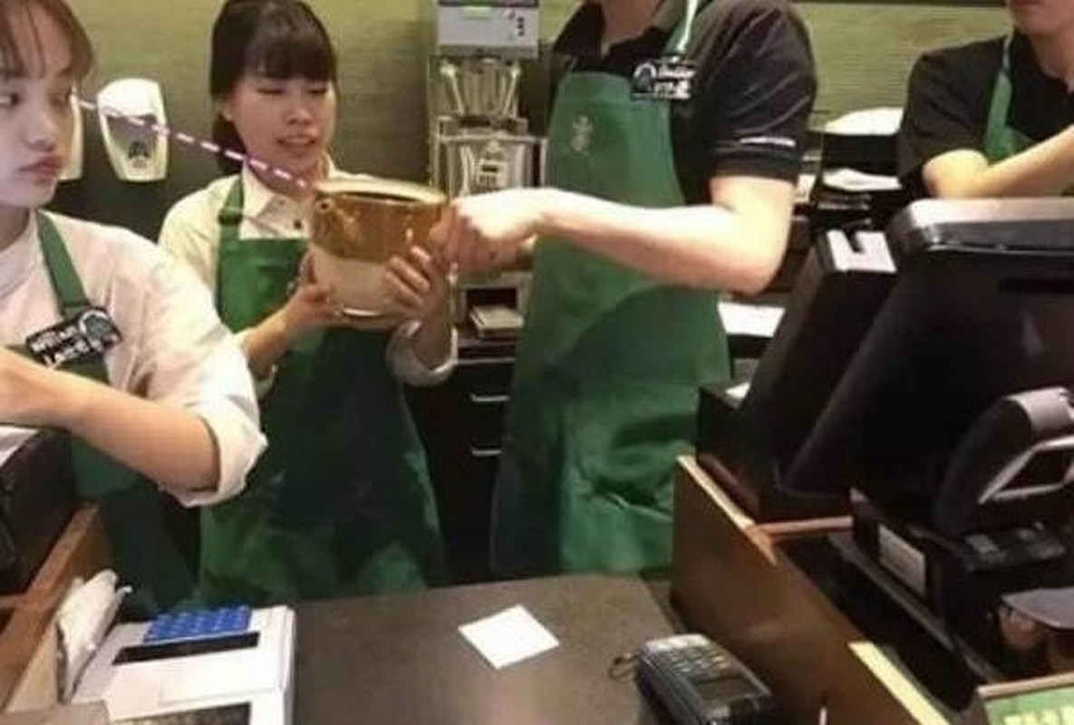Starbucks giam gia, nguoi nguoi mang xo, chau, can nuoc di mua-Hinh-3