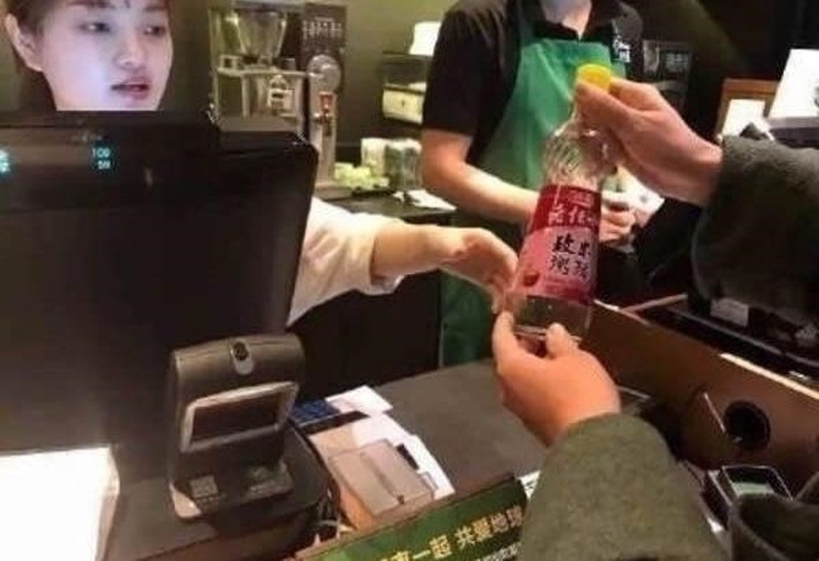 Starbucks giam gia, nguoi nguoi mang xo, chau, can nuoc di mua-Hinh-4
