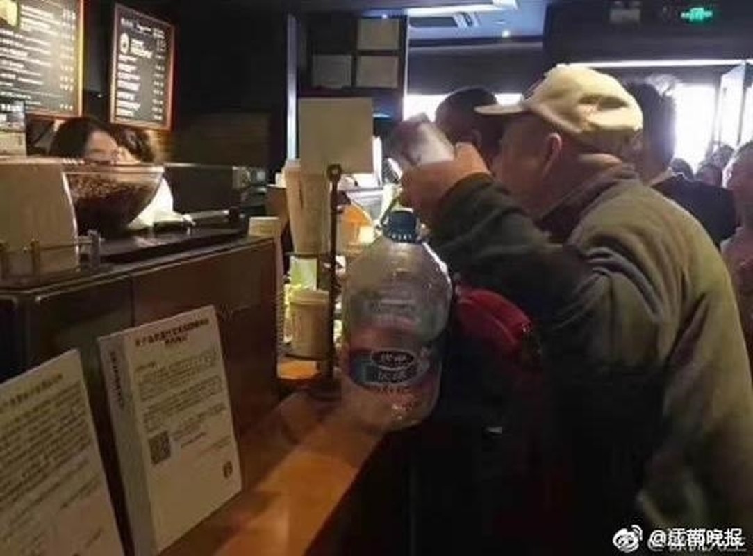 Starbucks giam gia, nguoi nguoi mang xo, chau, can nuoc di mua-Hinh-6
