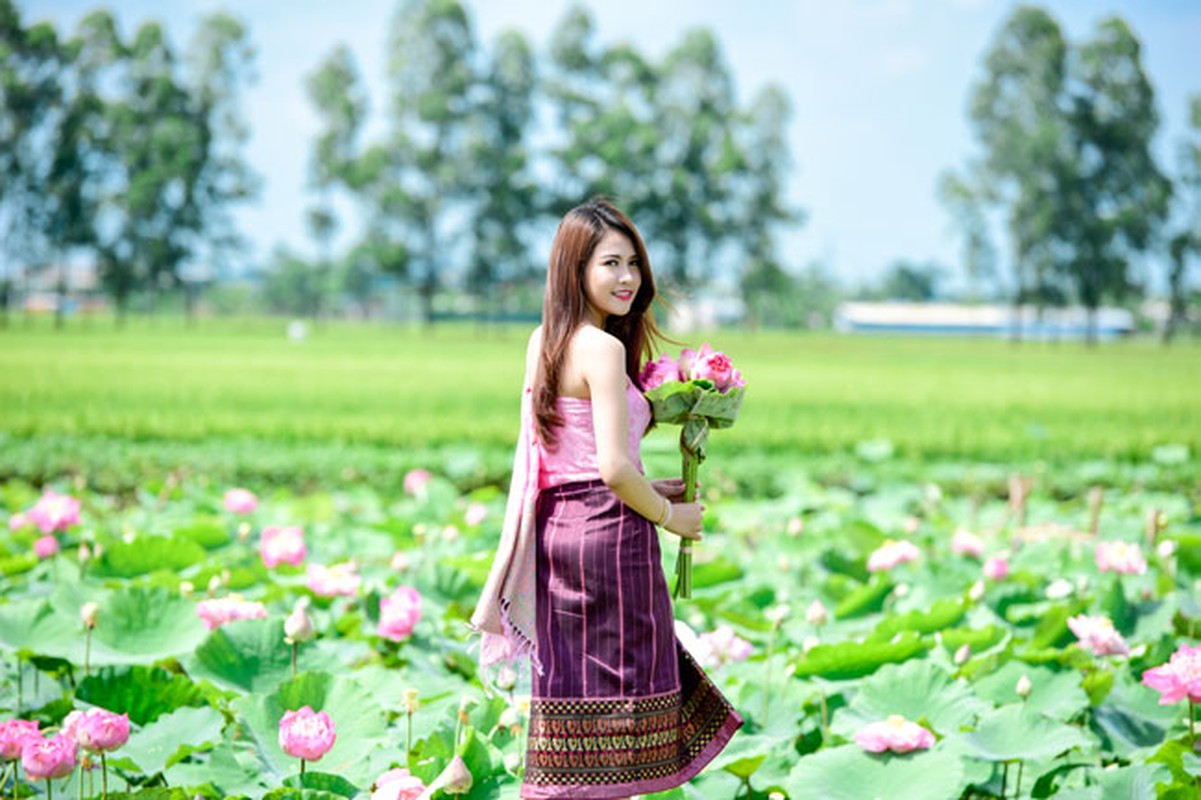 Nu sinh Lao khoe dang ngoc ben ao sen Ha Noi-Hinh-6