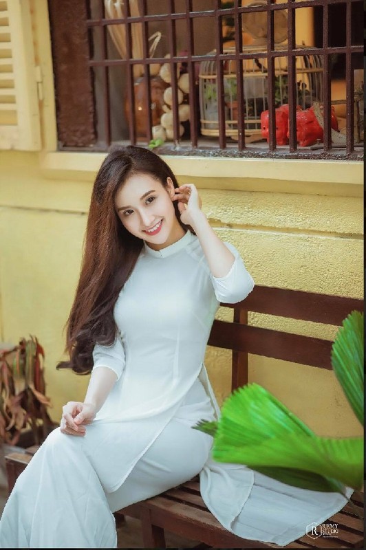 &quot;Ban sao Yoona&quot; khoe dang chuan, mat xinh trong ta ao dai-Hinh-3