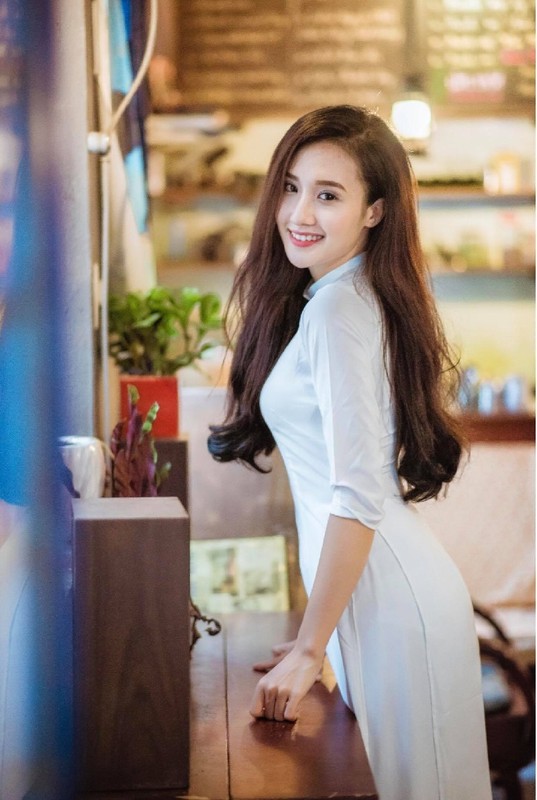 &quot;Ban sao Yoona&quot; khoe dang chuan, mat xinh trong ta ao dai