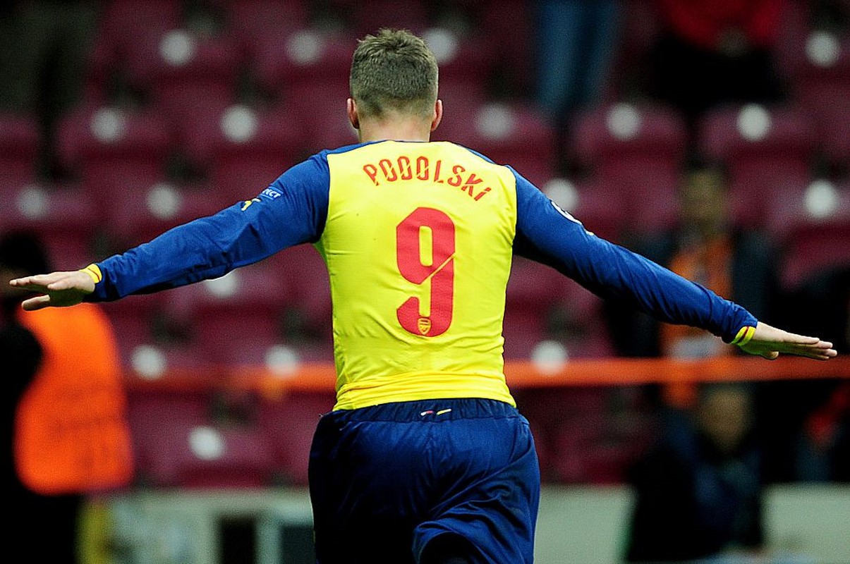 Podolski, Lucas Perez va loi nguyen ao so 9 o Arsenal-Hinh-9