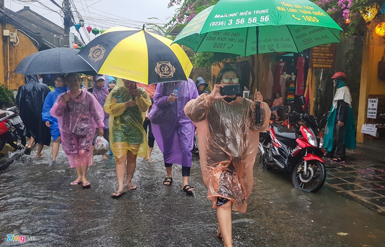 Hoi An menh mong nuoc lu, khach Tay van thich thu dao choi