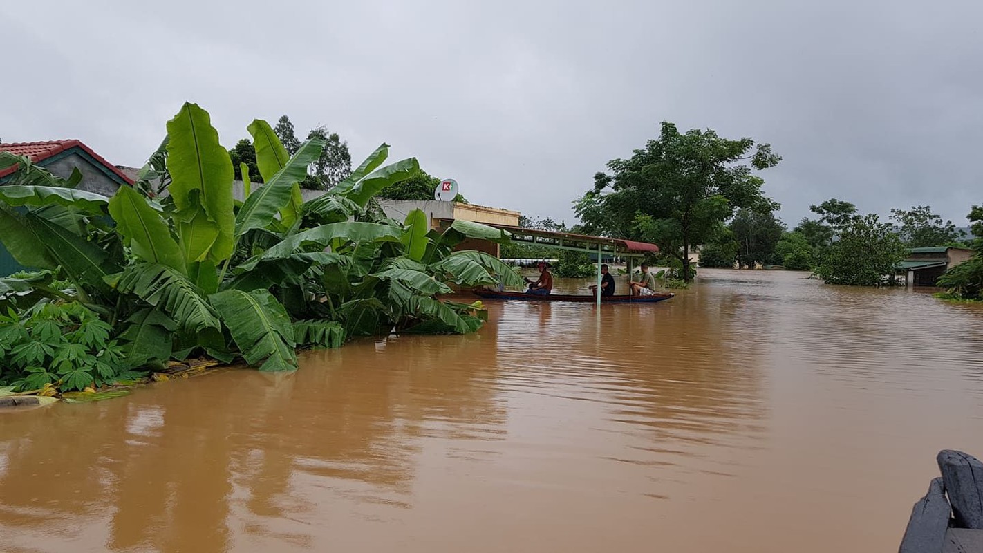 Hang nghin ngoi nha o mien Trung ngap lut noc, dan boi xuong tren pho-Hinh-3