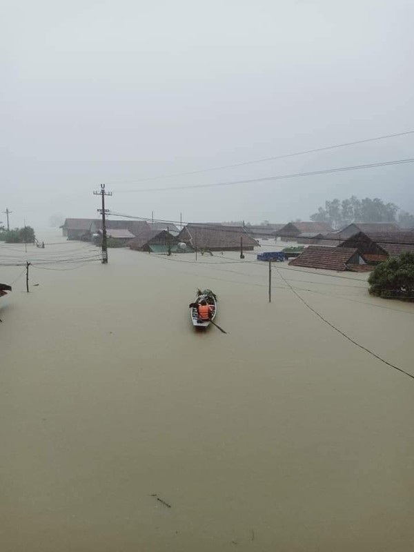 Hang nghin ngoi nha o mien Trung ngap lut noc, dan boi xuong tren pho-Hinh-6