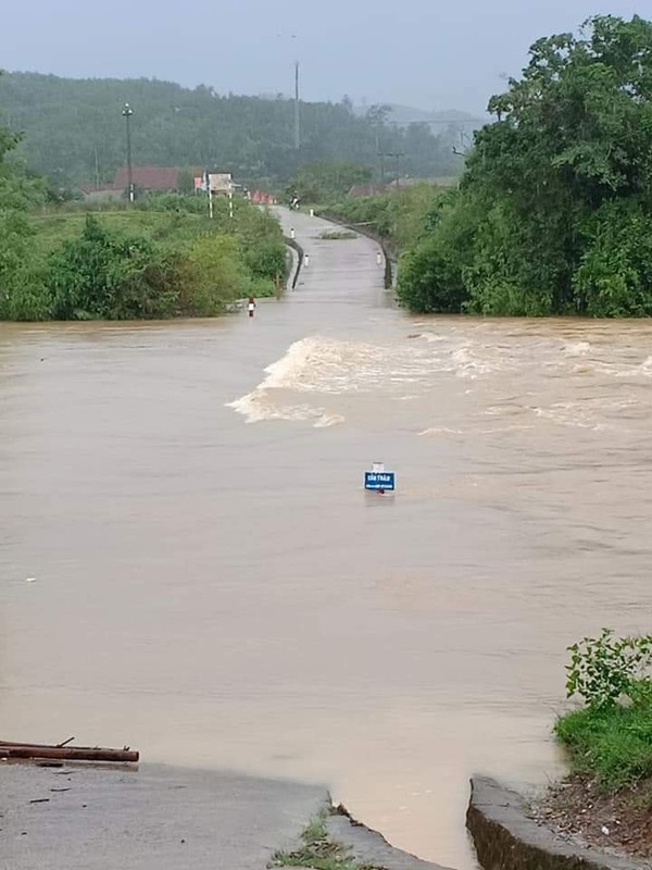 Hang nghin ngoi nha o mien Trung ngap lut noc, dan boi xuong tren pho-Hinh-7