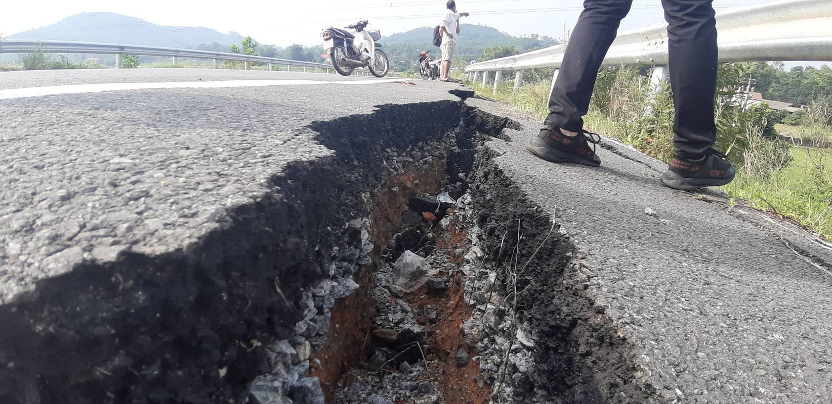 Nhieu vet nut khong lo nhu dong dat o duong dan cao toc Da Nang - Quang Ngai