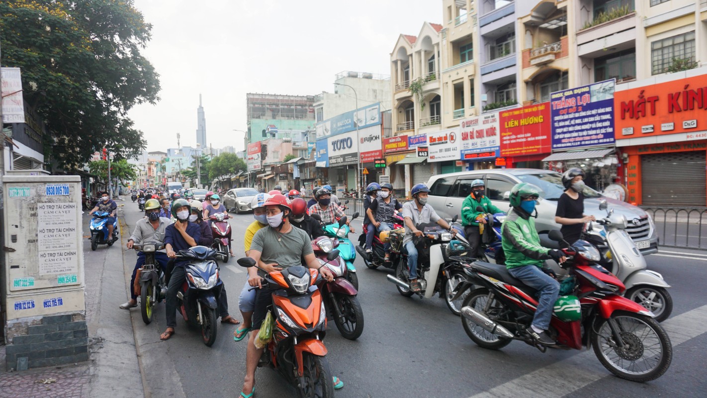 Dang thoi gian cach ly nhung duong pho Sai Gon van nhon nhip the nay-Hinh-3