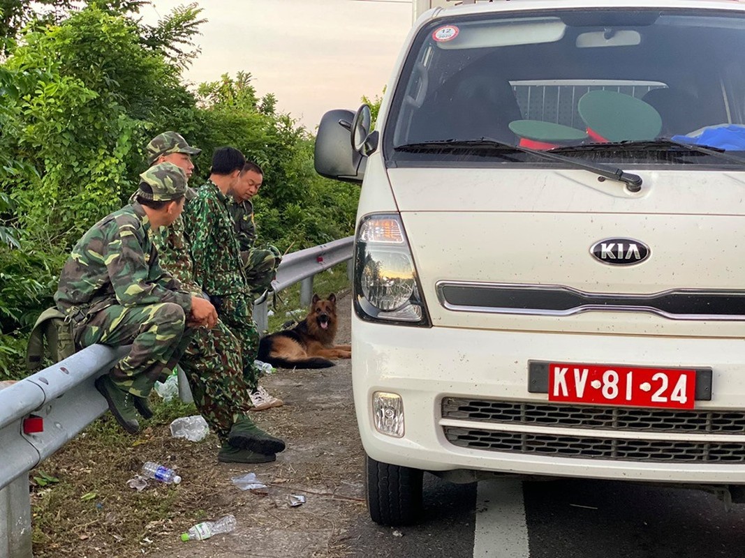 Canh sat, quan doi om sung cung cho nghiep vu truy lung ke sat nhan vuot nguc-Hinh-4