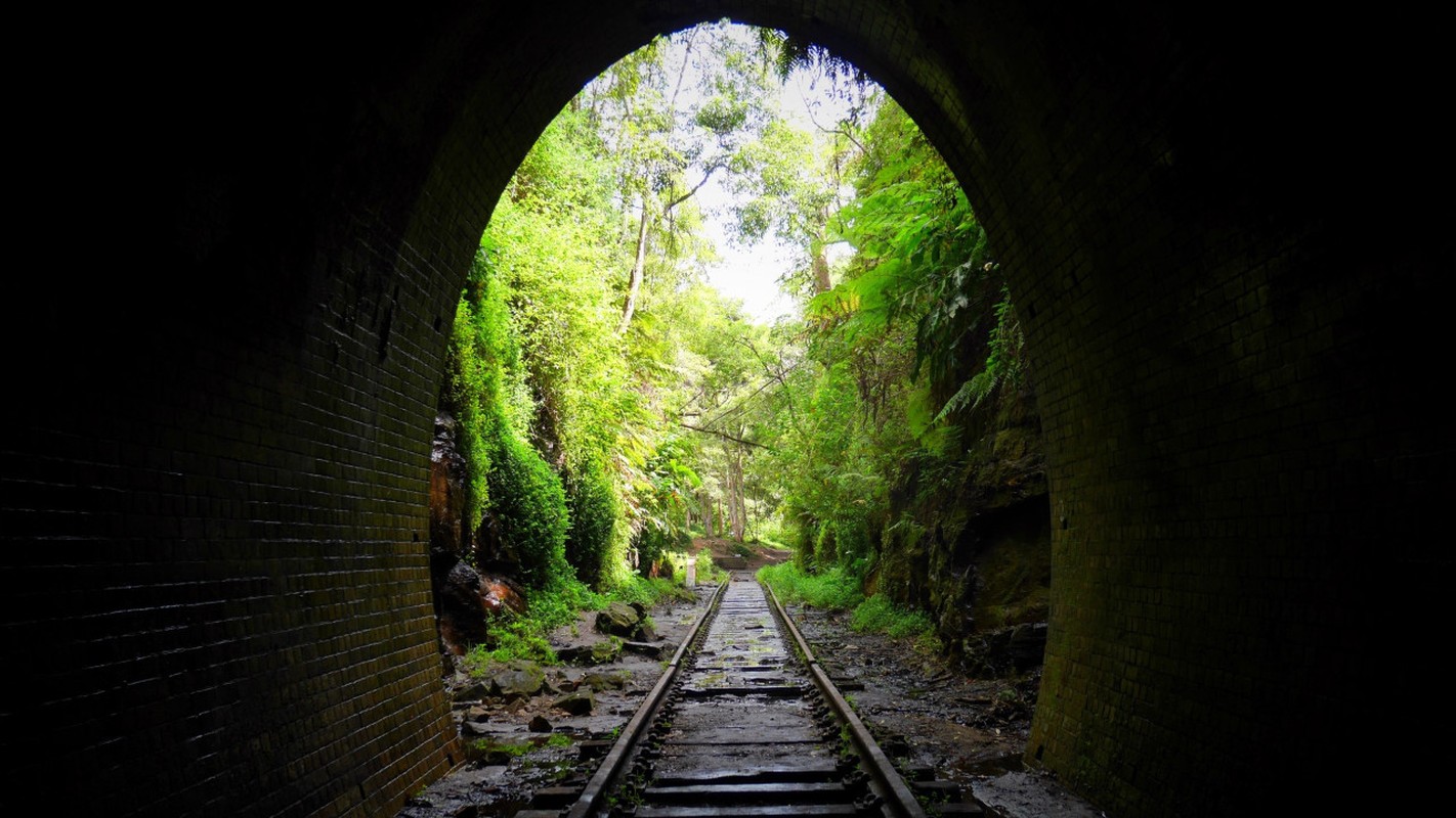 View - 	Vệt sáng kỳ lạ khiến đường hầm bị bỏ hoang hồi sinh