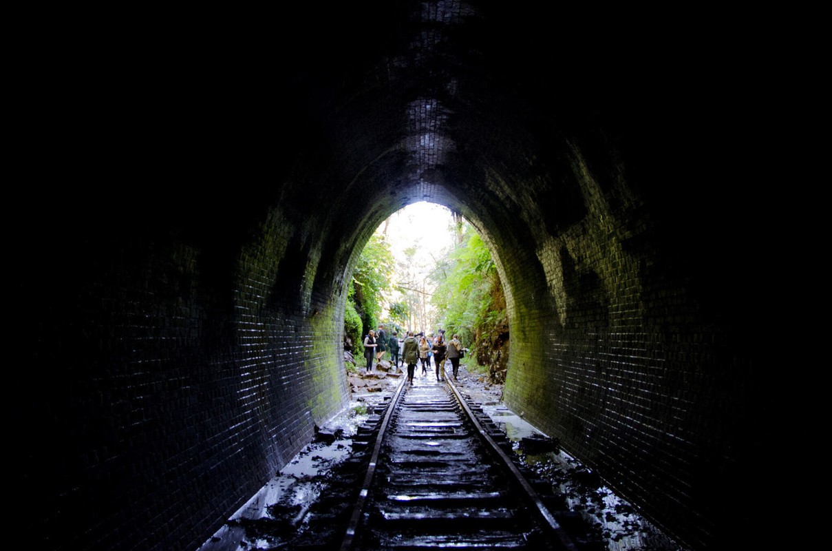 View - 	Vệt sáng kỳ lạ khiến đường hầm bị bỏ hoang hồi sinh