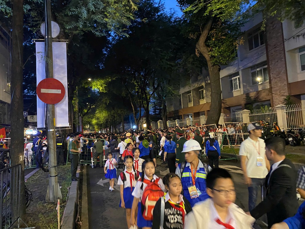 Hang nghin nguoi xep hang tu 3h sang cho xem tong duyet dieu binh 30/4-Hinh-12