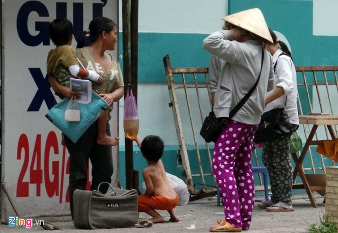 tre em, nguoi gia bi chan dat an xin o sai gon hinh anh 10