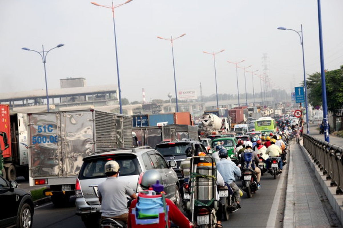 Ket xe khung khiep suot 9 tieng tren Xa lo Ha Noi