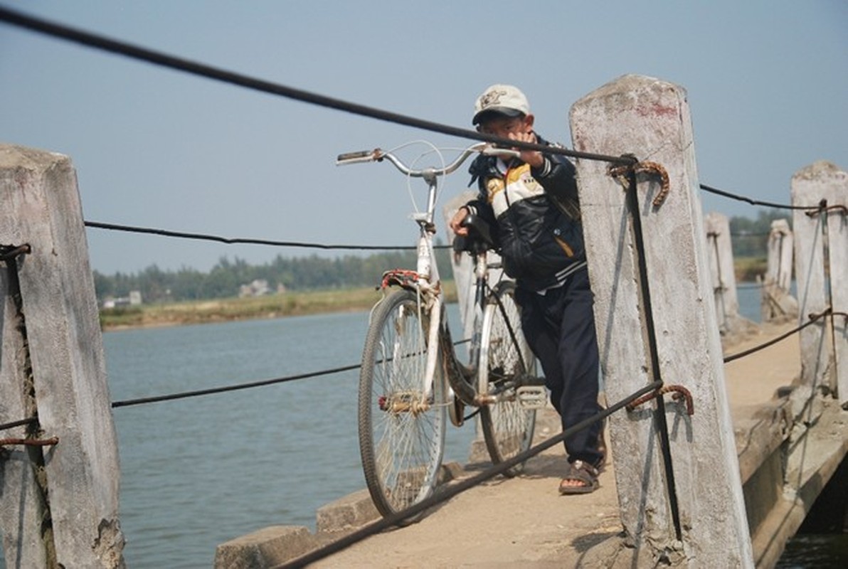 Can canh cau tu than “nuot mang” hang chuc nguoi o Quang Nam-Hinh-9