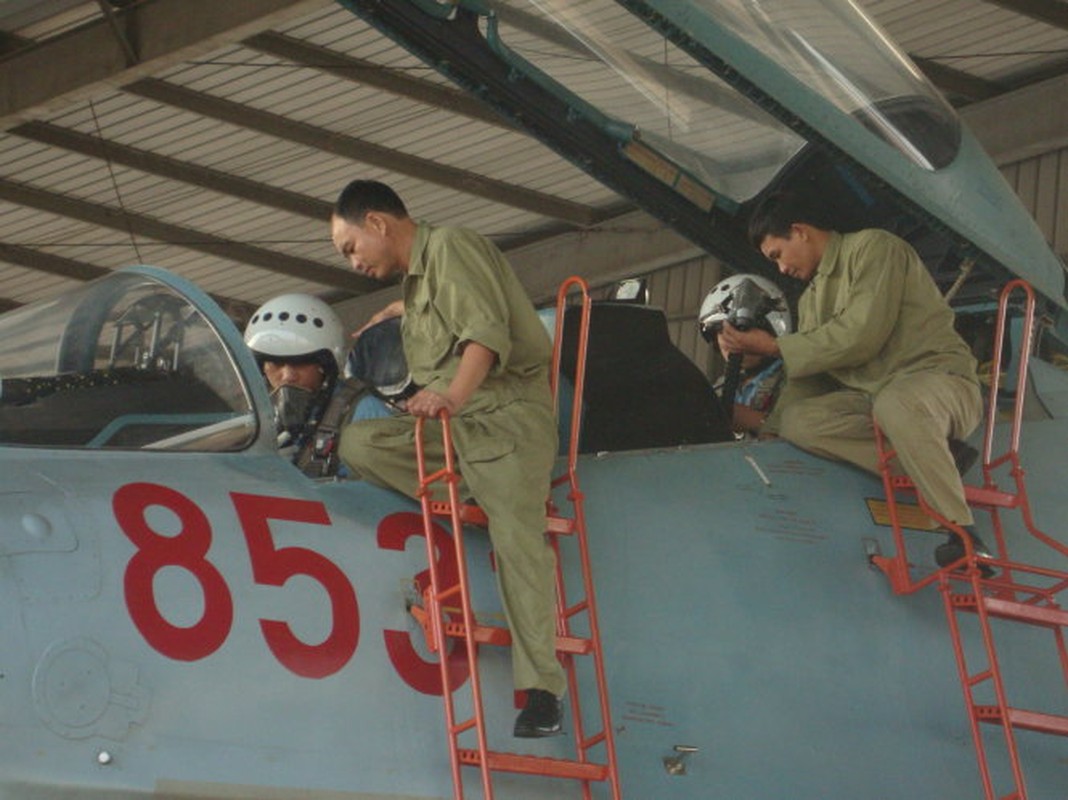 Mot ngay huan luyen bay cung tiem kich Su-30MK2-Hinh-7