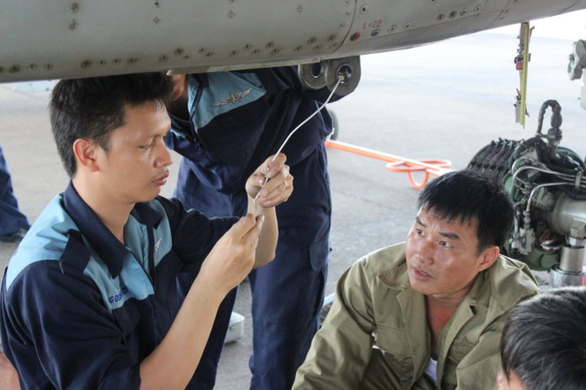 Mot ngay huan luyen bay cung tiem kich Su-30MK2