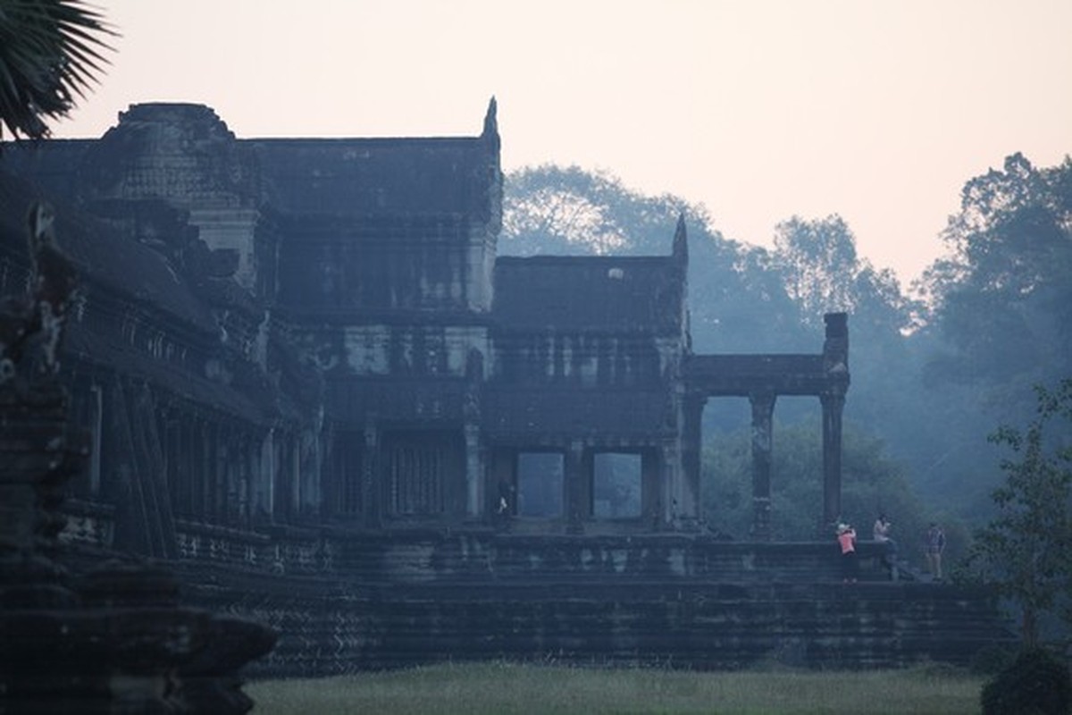 Ngam den Angkor Wat ngai ngu trong mot binh minh se lanh-Hinh-4