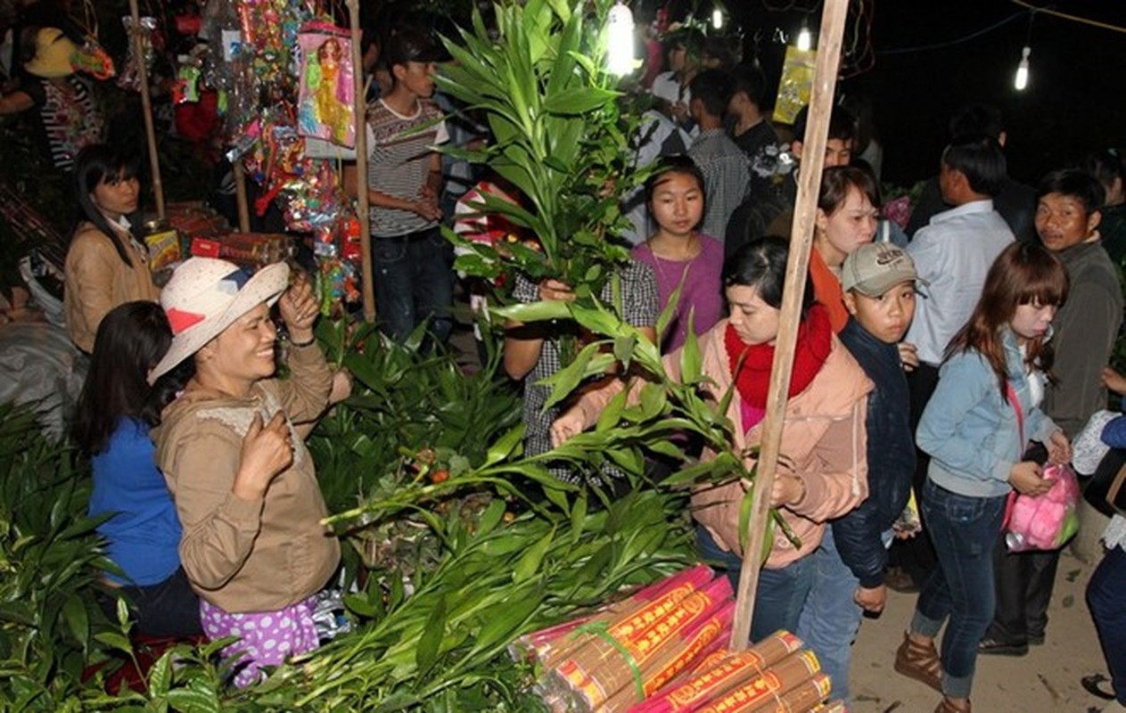 Ngan nguoi do xo ve le hoi cho dinh Bich La-Hinh-2