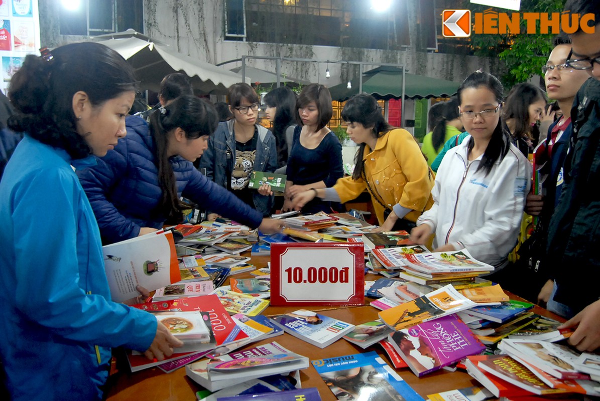 Bien nguoi chen lan mua sach 2.000 dong trong dem-Hinh-7