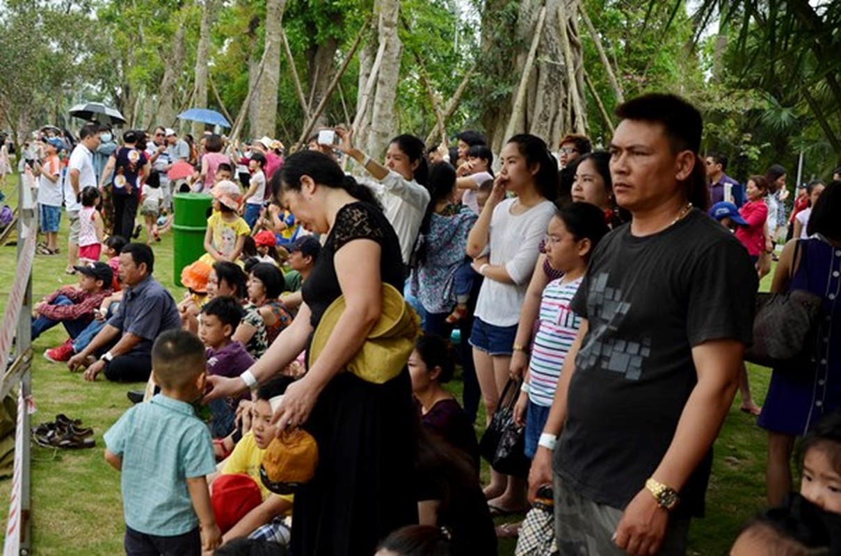 Nghet tho chen chuc di choi o Ha Noi dip 30/4-Hinh-11