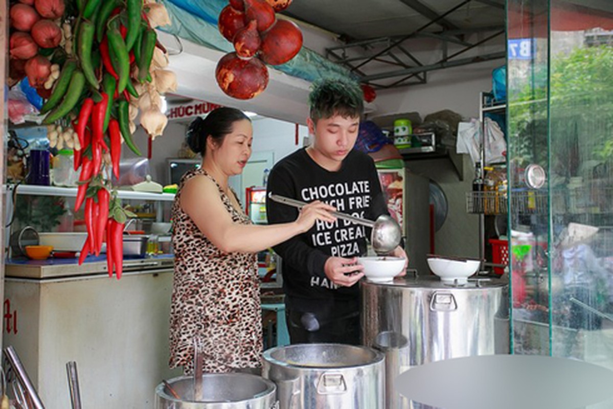 Bat ngo quan binh dan nuoi sao Viet dinh dam truong thanh-Hinh-2