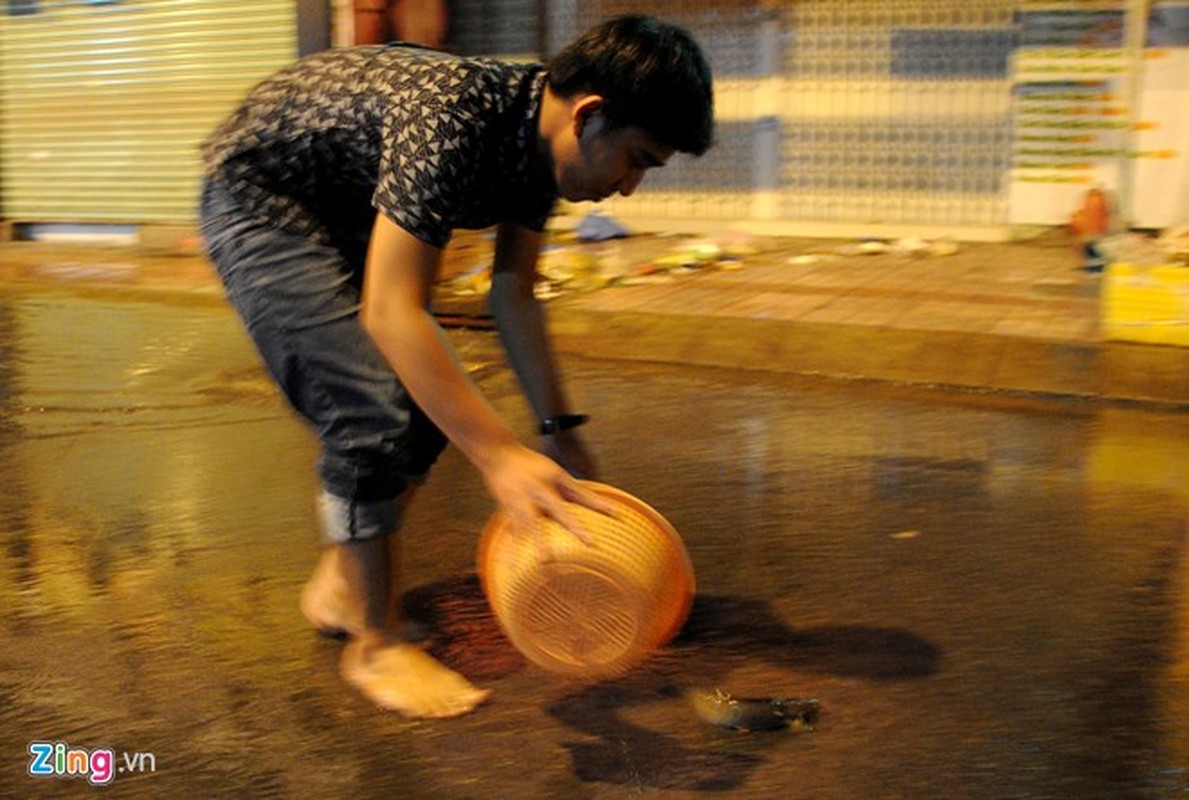 Canh duong Sai Gon thanh song, dan boi phao bat ca giua dem-Hinh-8