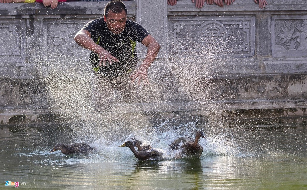 Cuoi be bung voi tro bit mat bat lon o hoi lang Ha Noi-Hinh-3