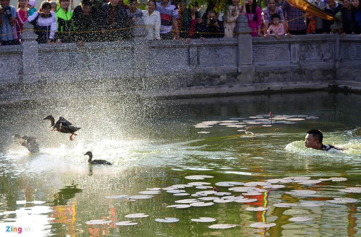 Cuoi be bung voi tro bit mat bat lon o hoi lang Ha Noi-Hinh-4