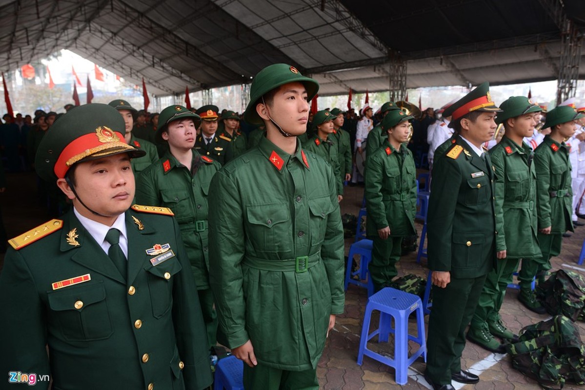 Anh: Tan binh om cham Chu tich Ha Noi truoc luc nhap ngu